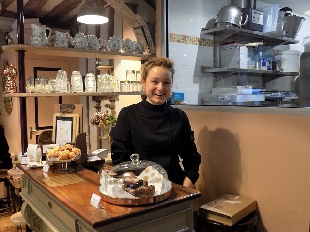 Laure Bouvet dans sa pâtisserie sans gluten Sitron