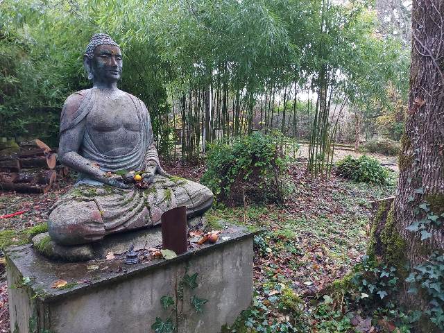 Une statue du Bouddha dans le jardin