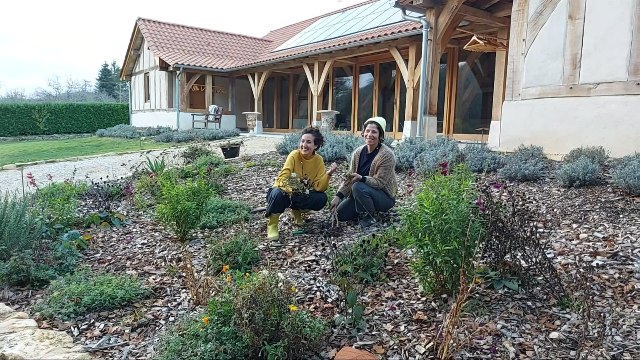 Deux femmes font du jardinage